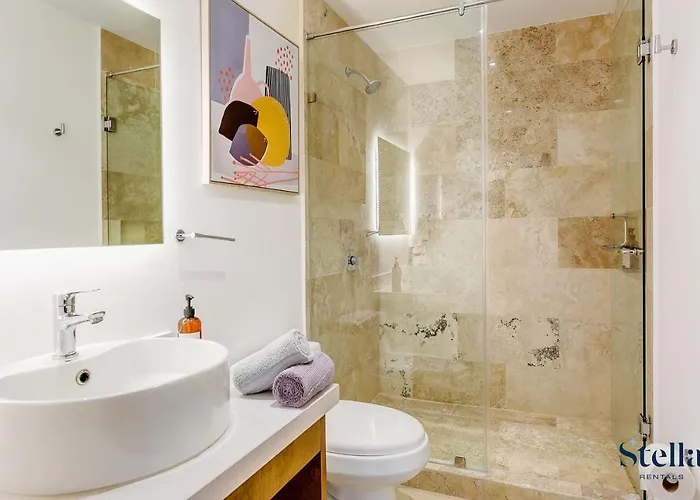 Ipana Condo, Rooftop Pools, Gym, Walk To Apartment